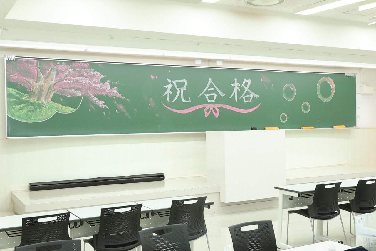 在骏台预备学校御茶水校区3号馆（东大专门教学楼）举行的“毕业庆祝会（合格者慰劳会）”现场