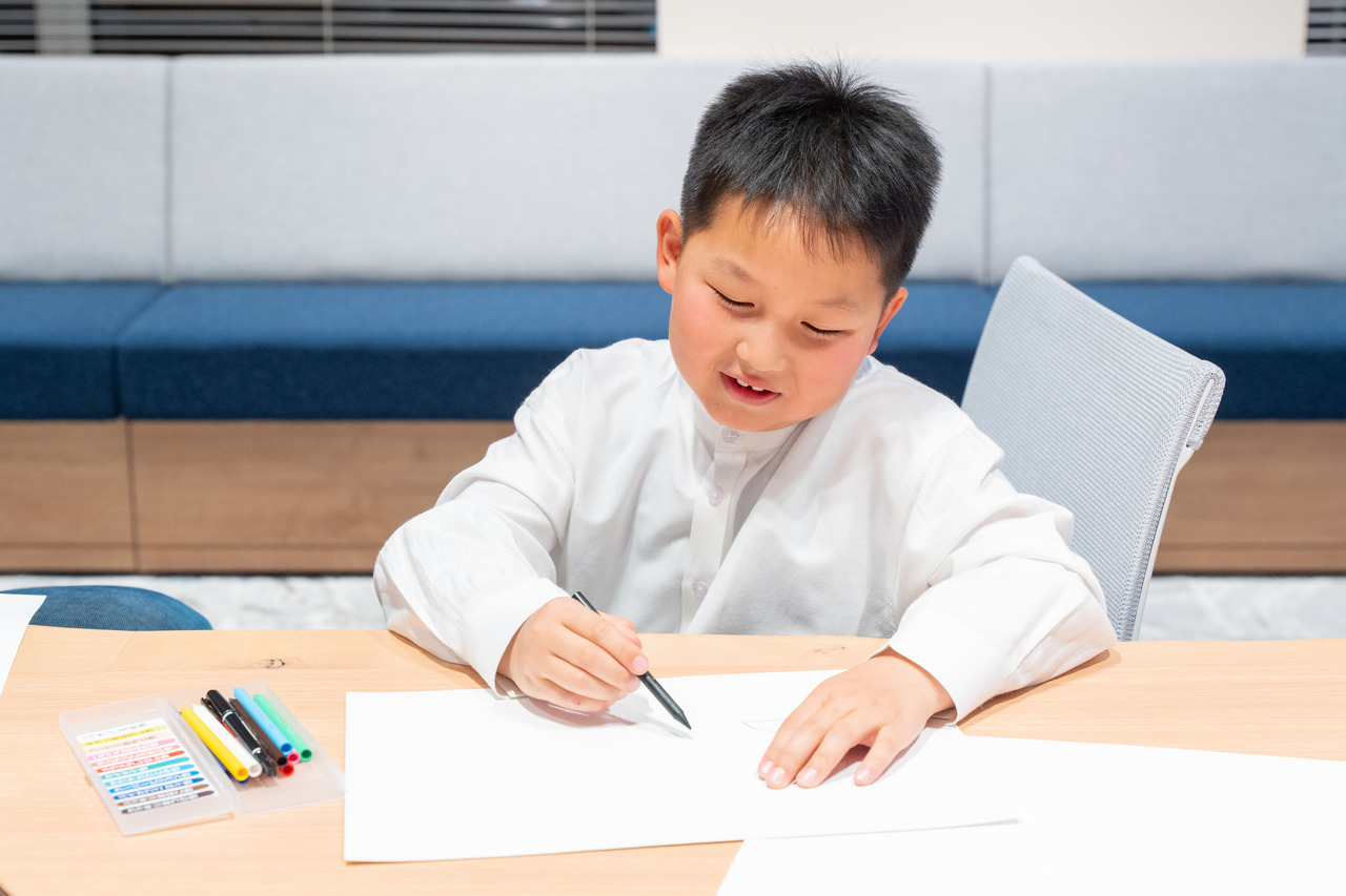 亲子俩一边聊着各自的发现，一边开心地画着“眼睛”，这一幕令人印象深刻