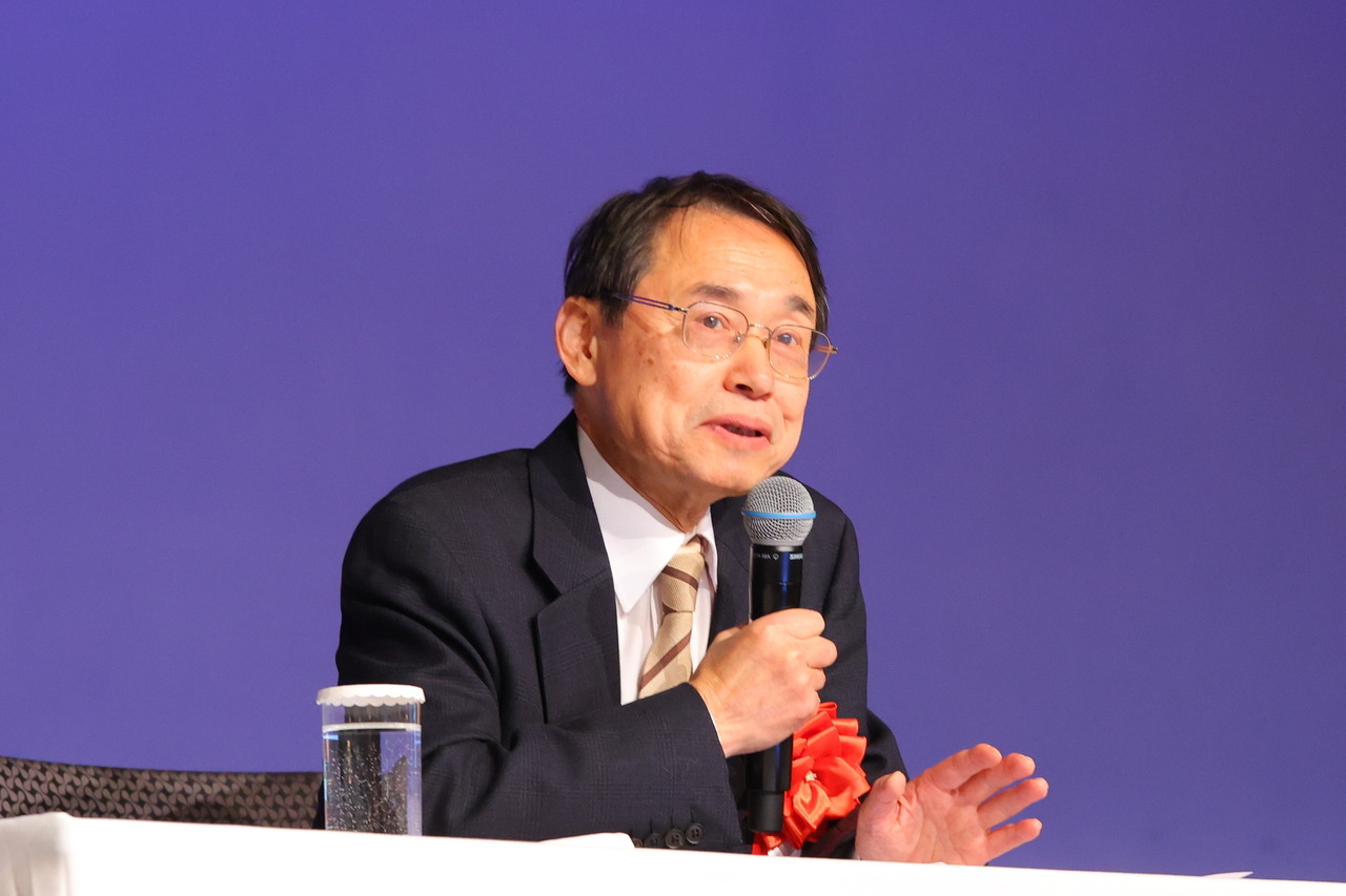 在分析报告会上发表演讲的森上教育研究所所长森上展安先生