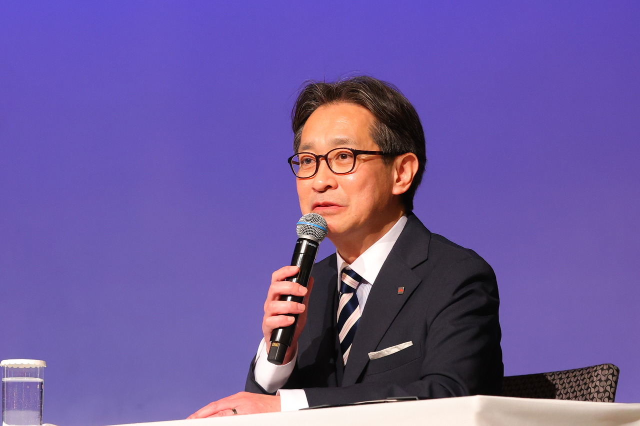 TOMAS教务本部负责人扇谷洋平对合格考生及其家长进行采访