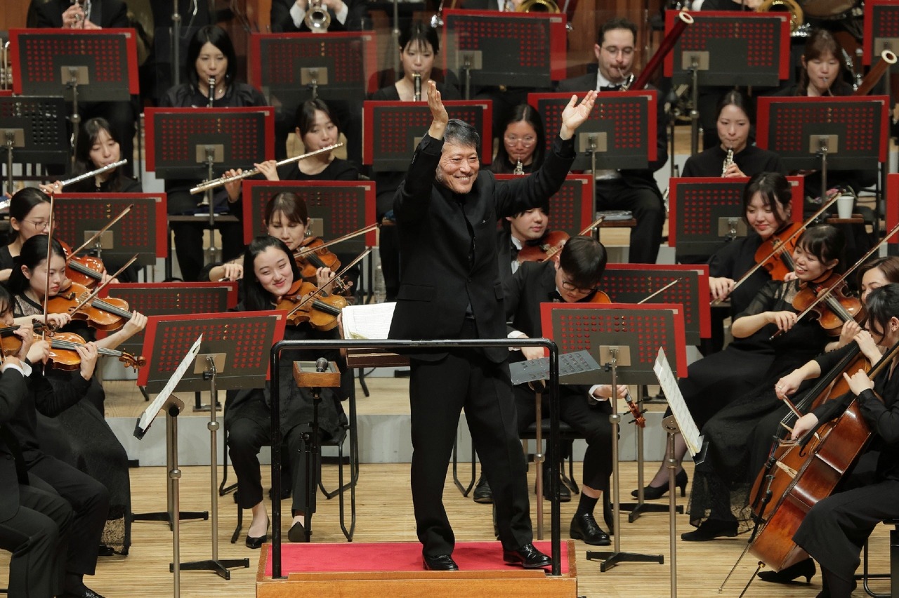 用您手头的乐器、拍手或歌声与管弦乐团同台演出（照片为去年的演出）(c) 饭岛隆