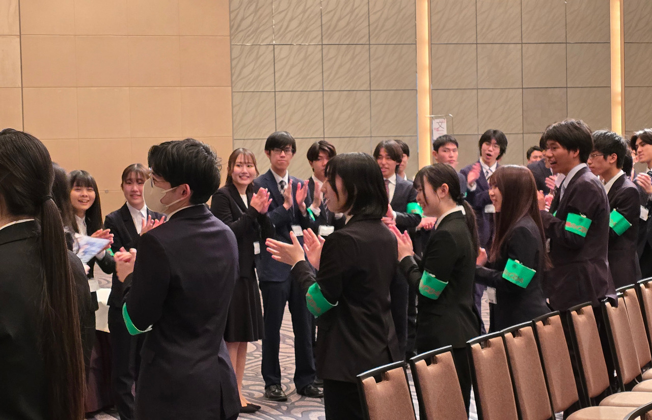 由东进出身的东京大学学生工作人员迎接合格者