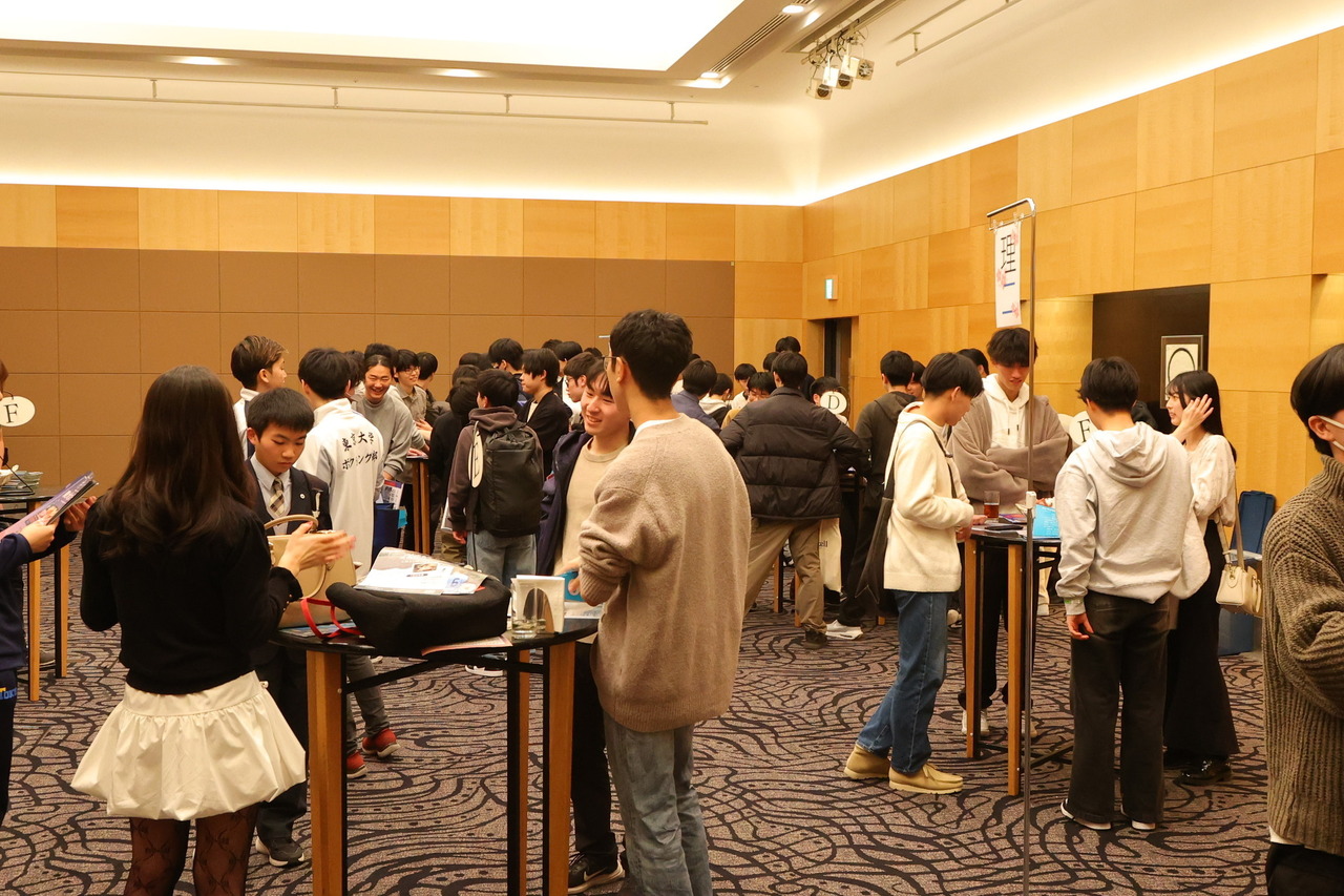 会场各处都洋溢着热烈的交谈声，考取者们也借此加深了彼此的友谊