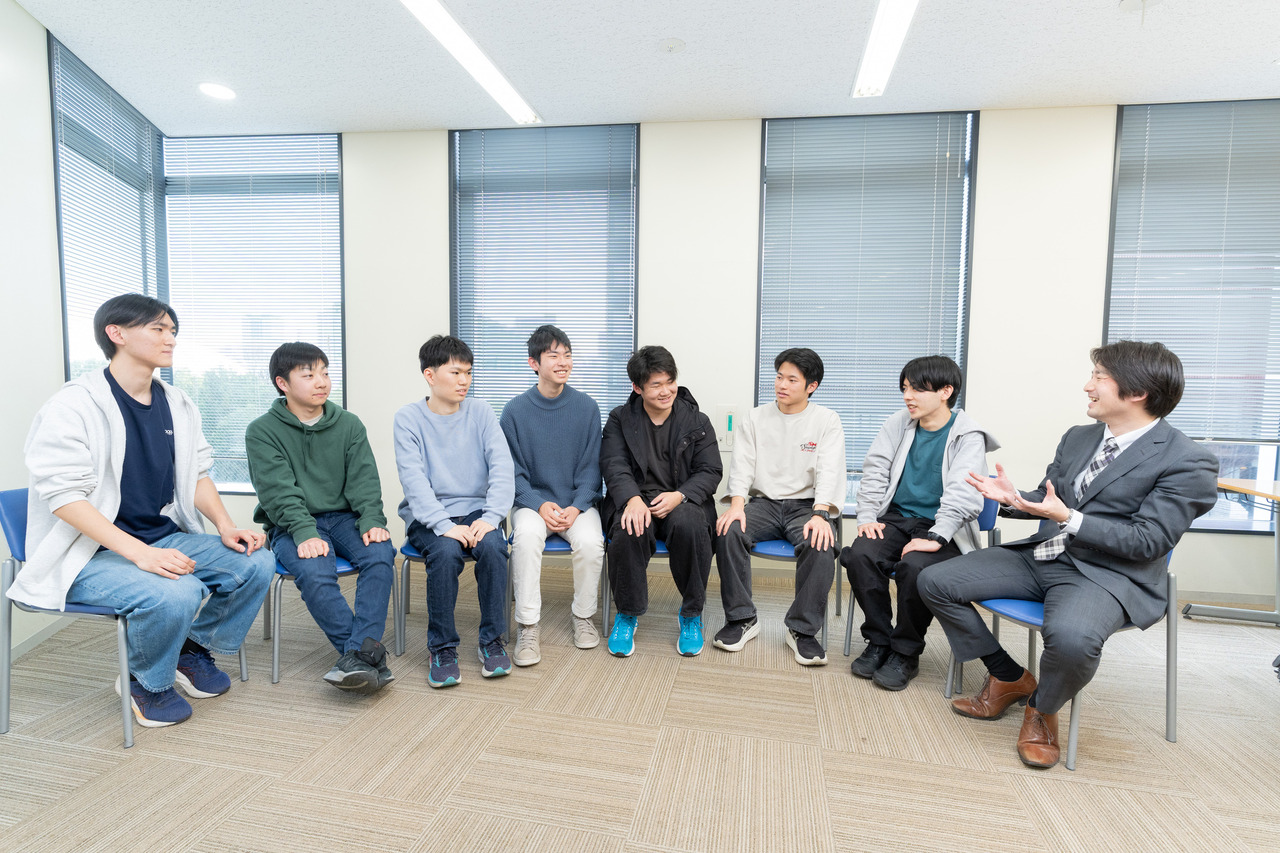 接受采访的7位人士以及本乡校区校长功刀亮先生（最右侧）