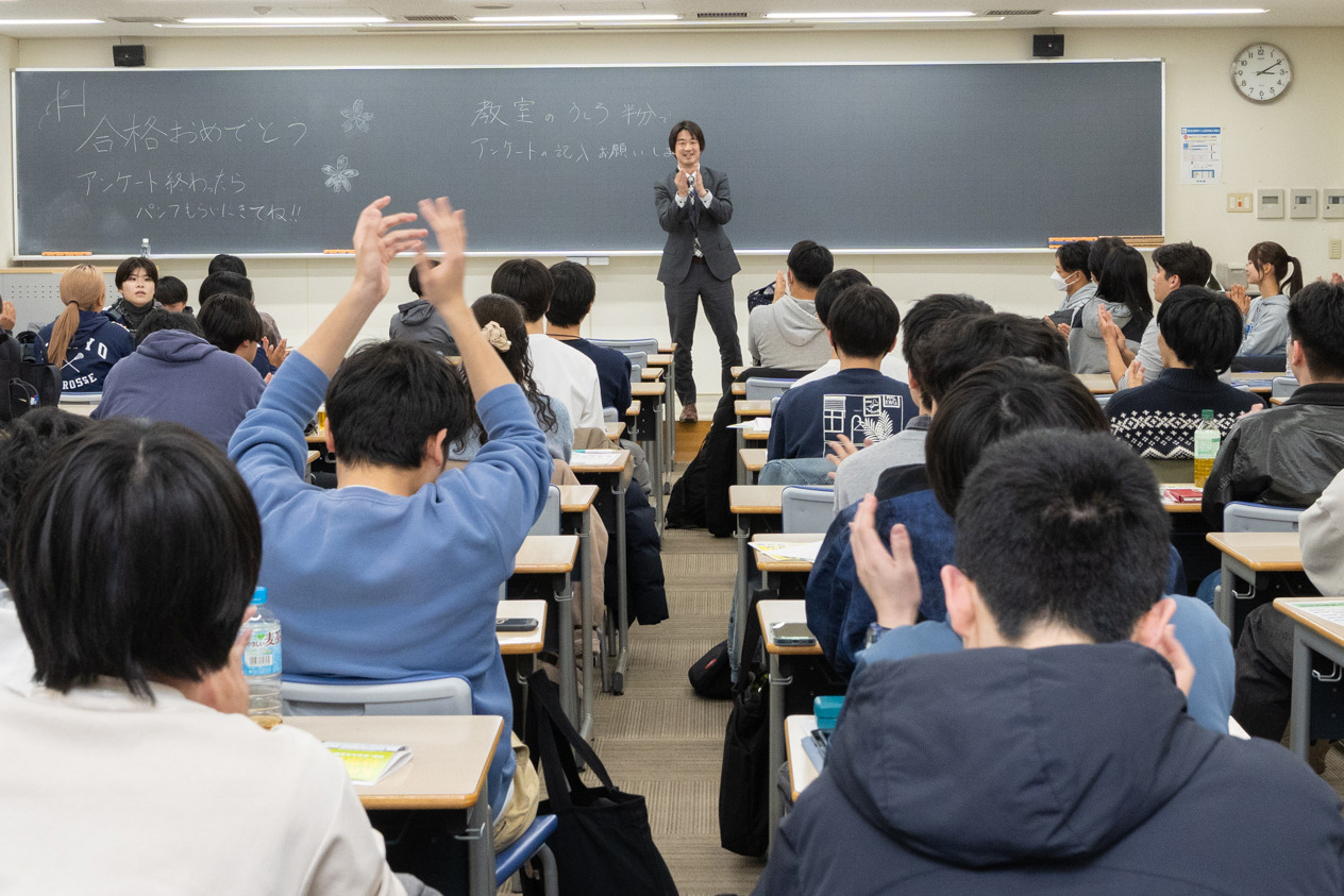 功刀先生与本乡校的学生们一同庆祝合格