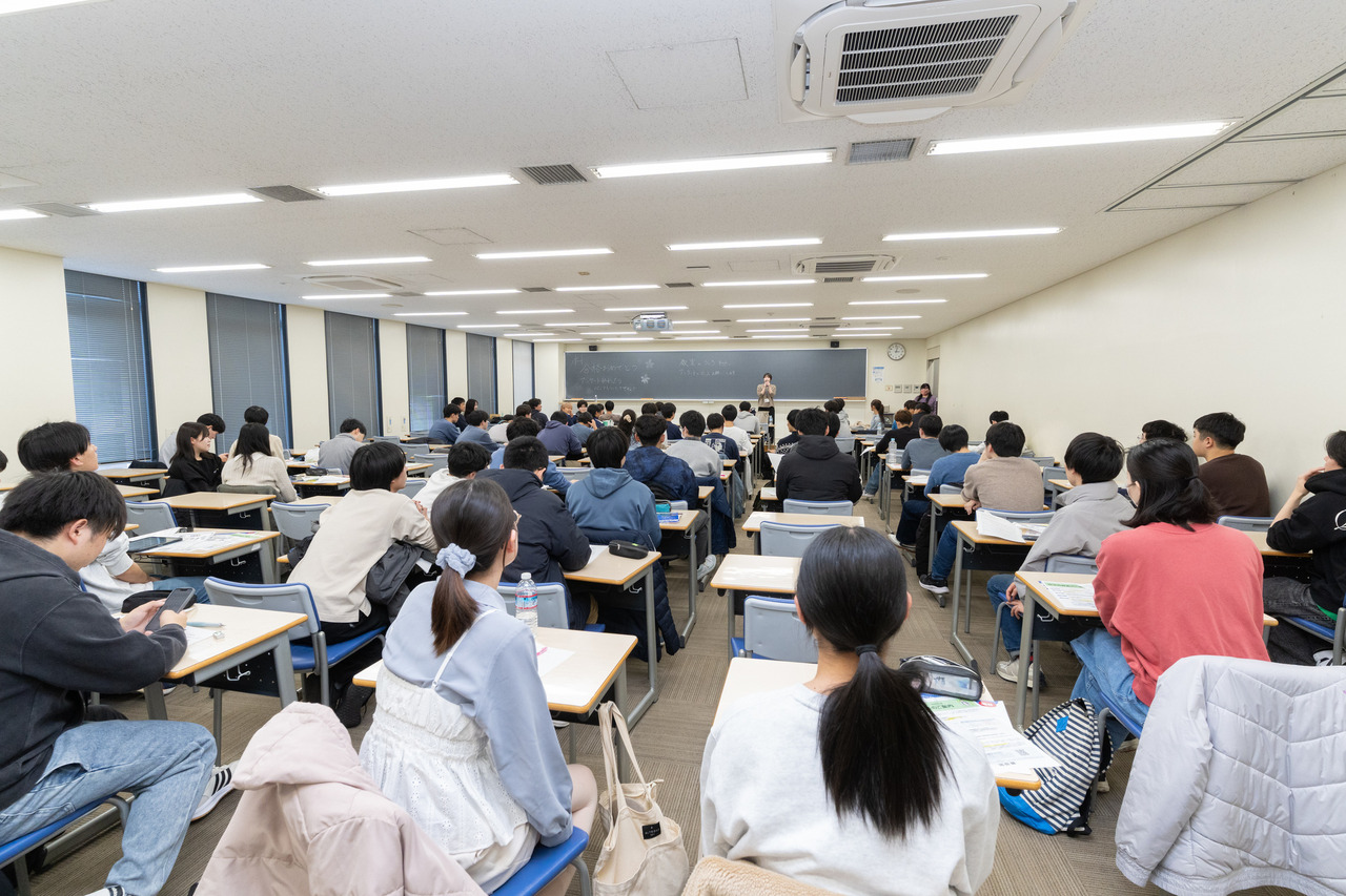 3月10日是东京大学录取结果公布日，许多被录取的学生聚集在河合塾本乡校，共同分享喜悦