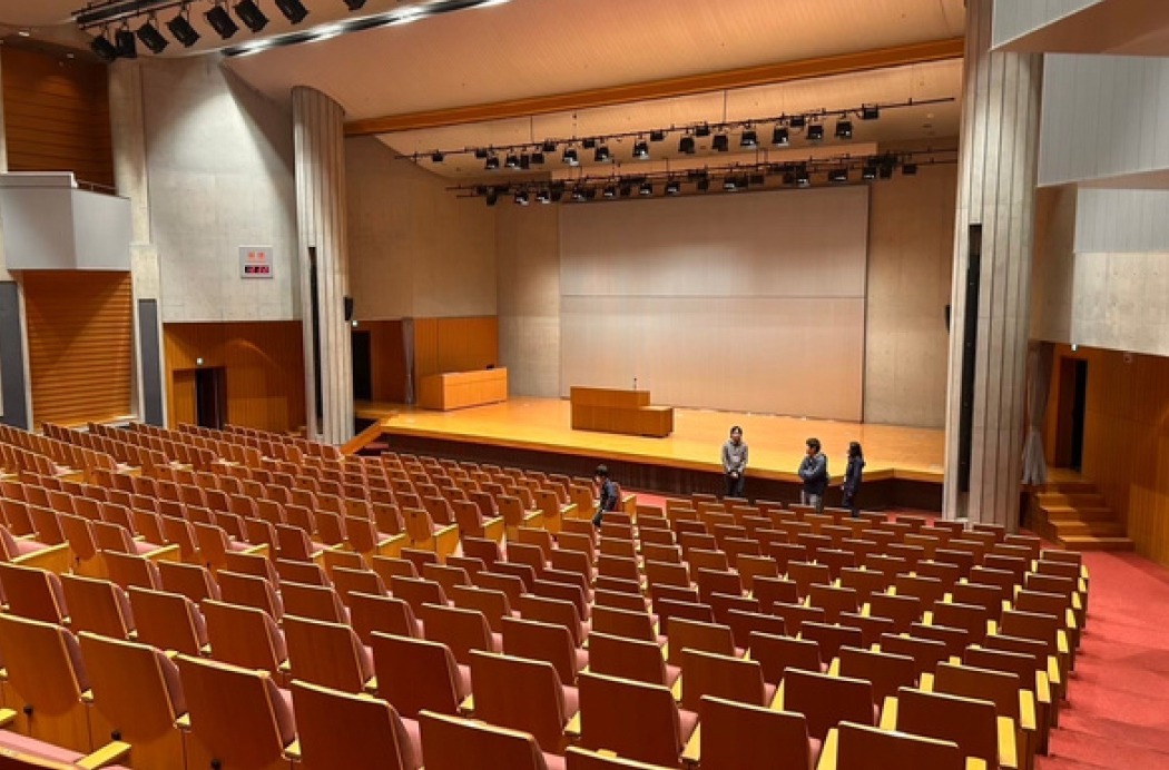 与现役东洋大学学生一起探索大型礼堂等校园设施