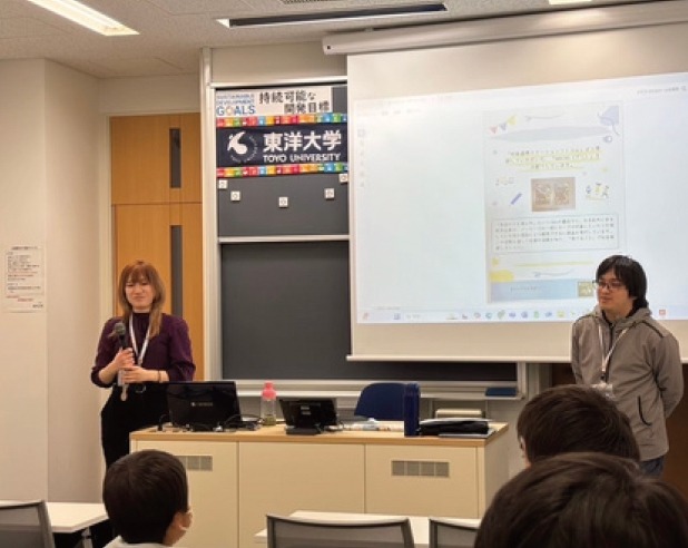 一名正在读大学的学生利用幻灯片讲解SDGs