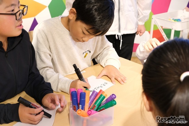 填写挑战宣言的孩子们