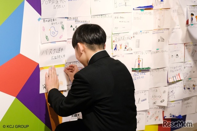 将自己书写的挑战宣言贴在墙上的场景