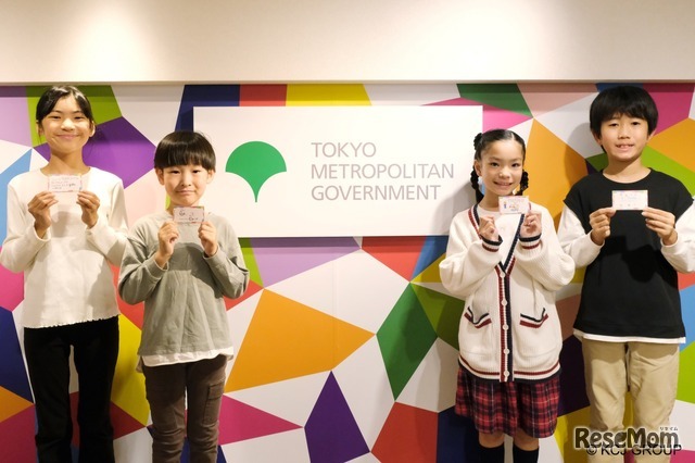 手持挑战卡的孩子们