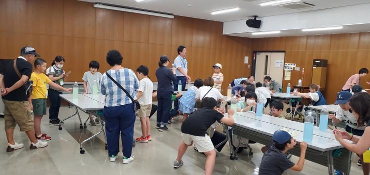 在大久保净水厂进行的净水实验