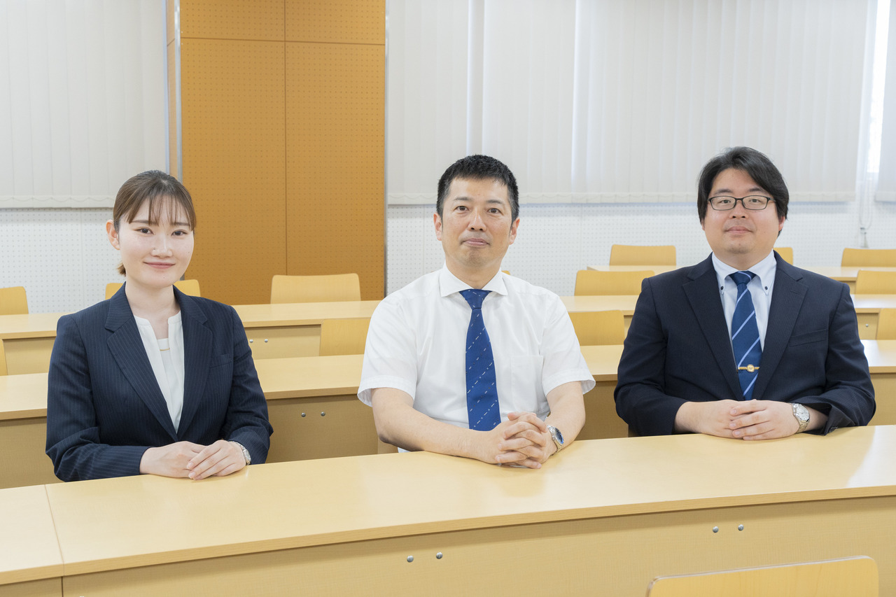 星野高中全球前沿课程负责人鸟越智晴（中）、英语教师橘内惠（左）、英语教师佐藤彬（右）