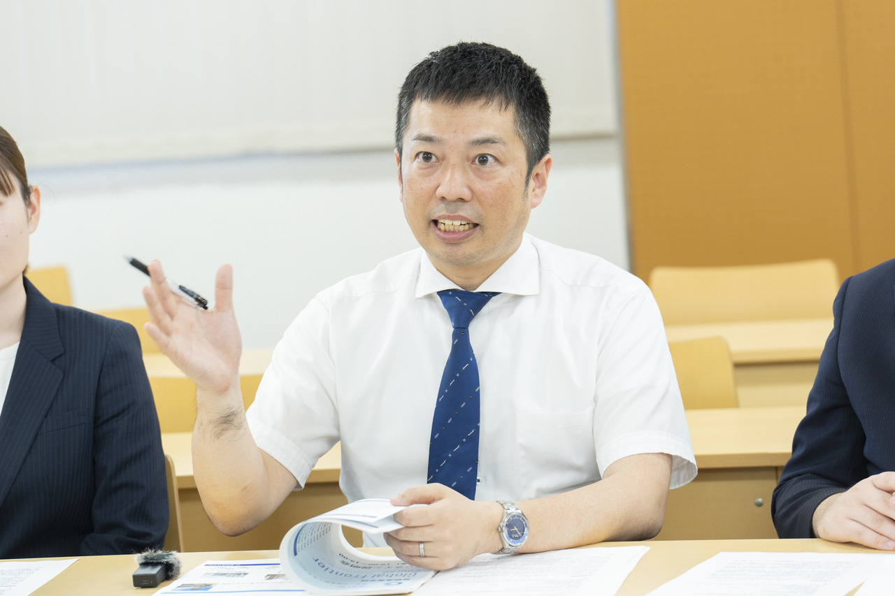 鸟越先生表示：“英语学习的‘后起之秀’们缺乏建立自信的机会，这是一个问题。”