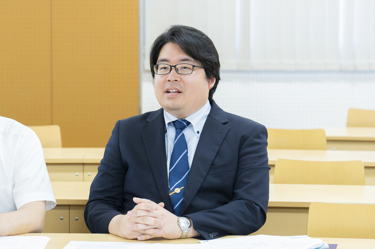 “我们期待能有更多学生以主动积极的态度投入学习”（佐藤先生）