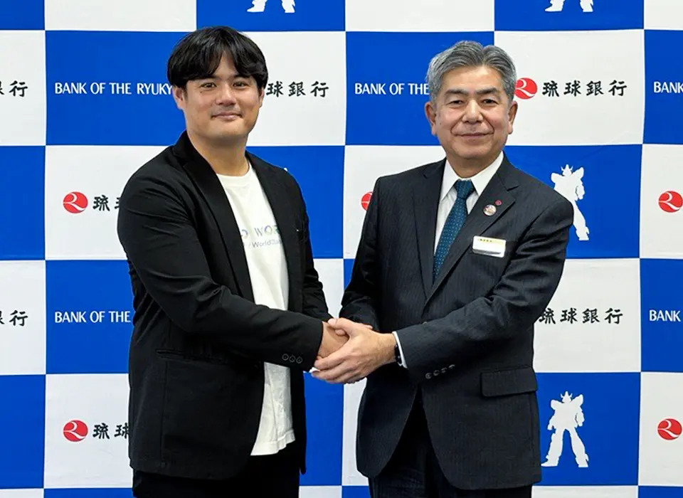 记者发布会现场：左起HelloWorld野中代表董事兼联合首席执行官、龙银国际化振兴财团川上理事长