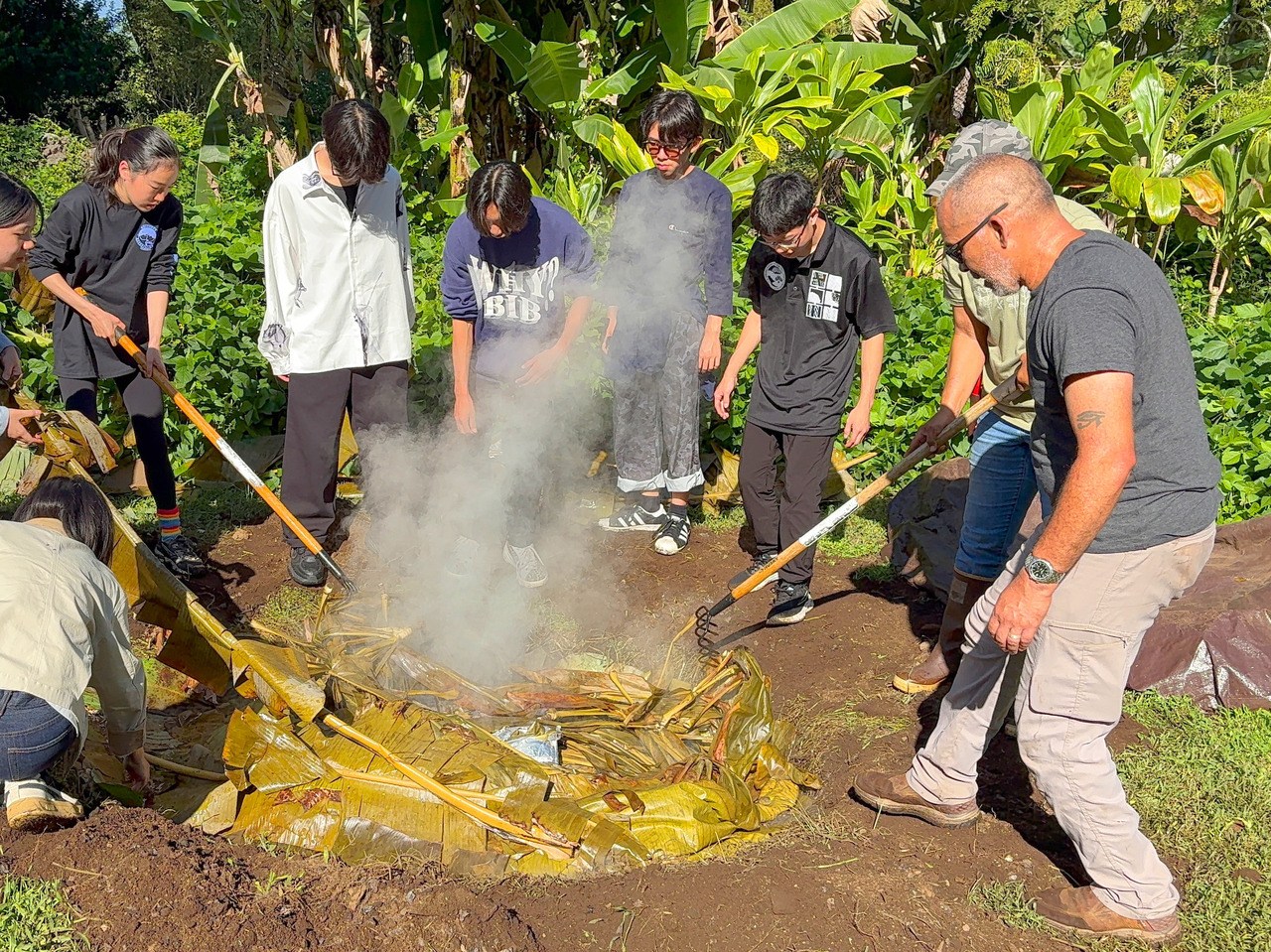 传统地中蒸料理的制作过程