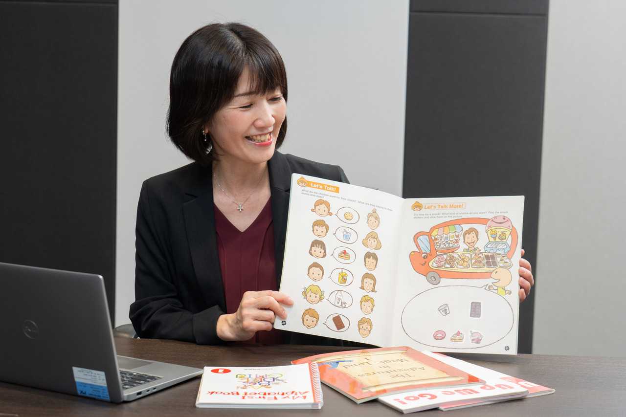 因为像掌握母语那样学习，所以很有趣