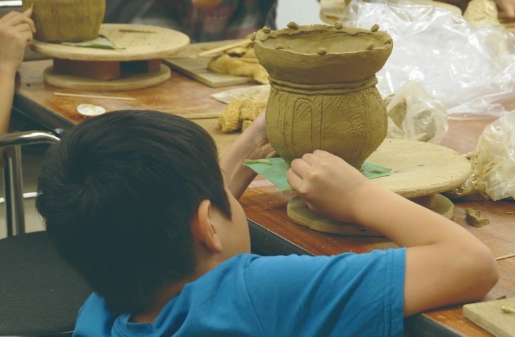 制作绳文陶器