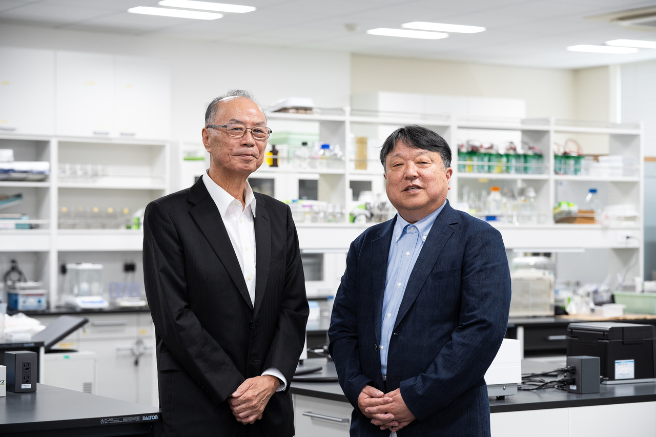 大和大学理工学部特任教授垣内喜代三教授与理工学部长上村佳永教授
