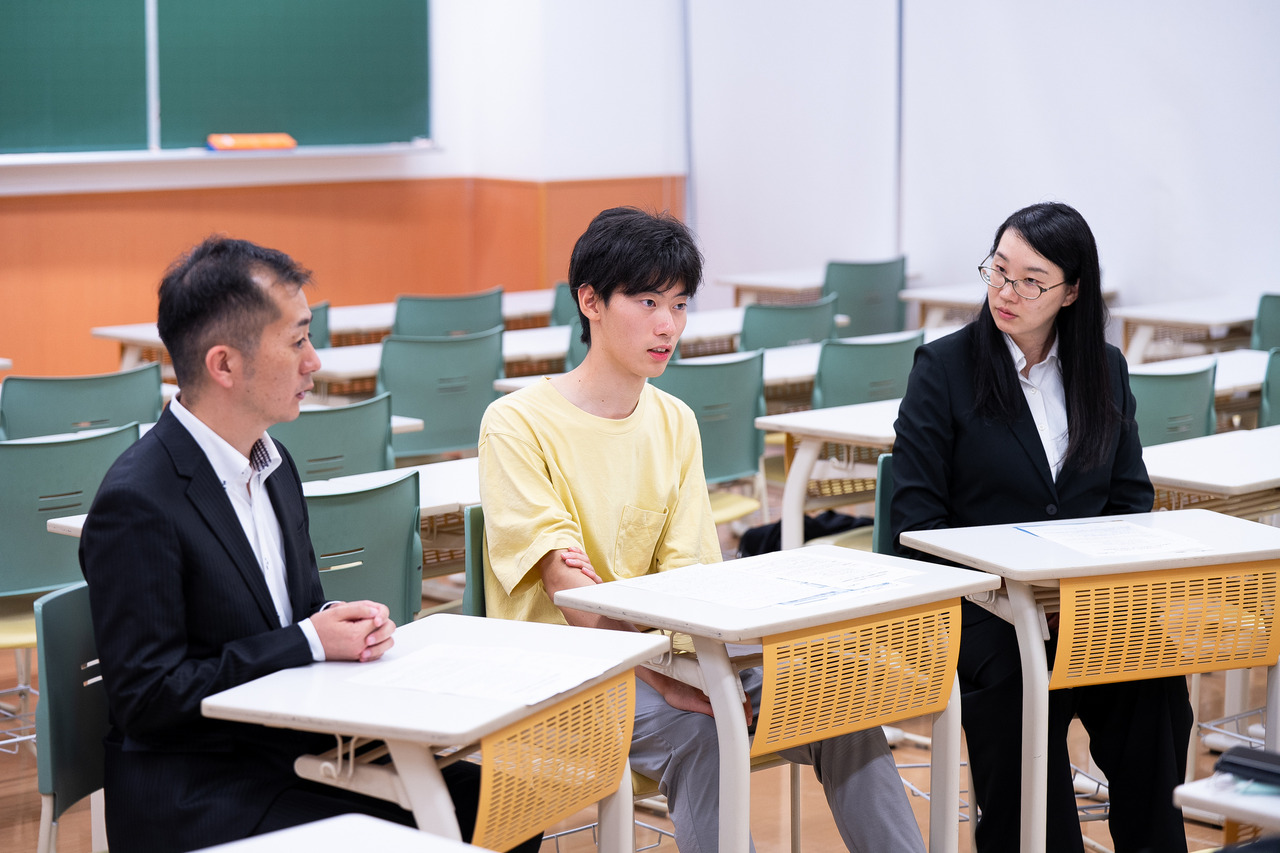 从左至右依次为：骏台预备学校京都站前校负责人胁田修平先生、京都大学工学部理工化学系大一学生道端大也同学、京都南校负责人平沼弓贺女士