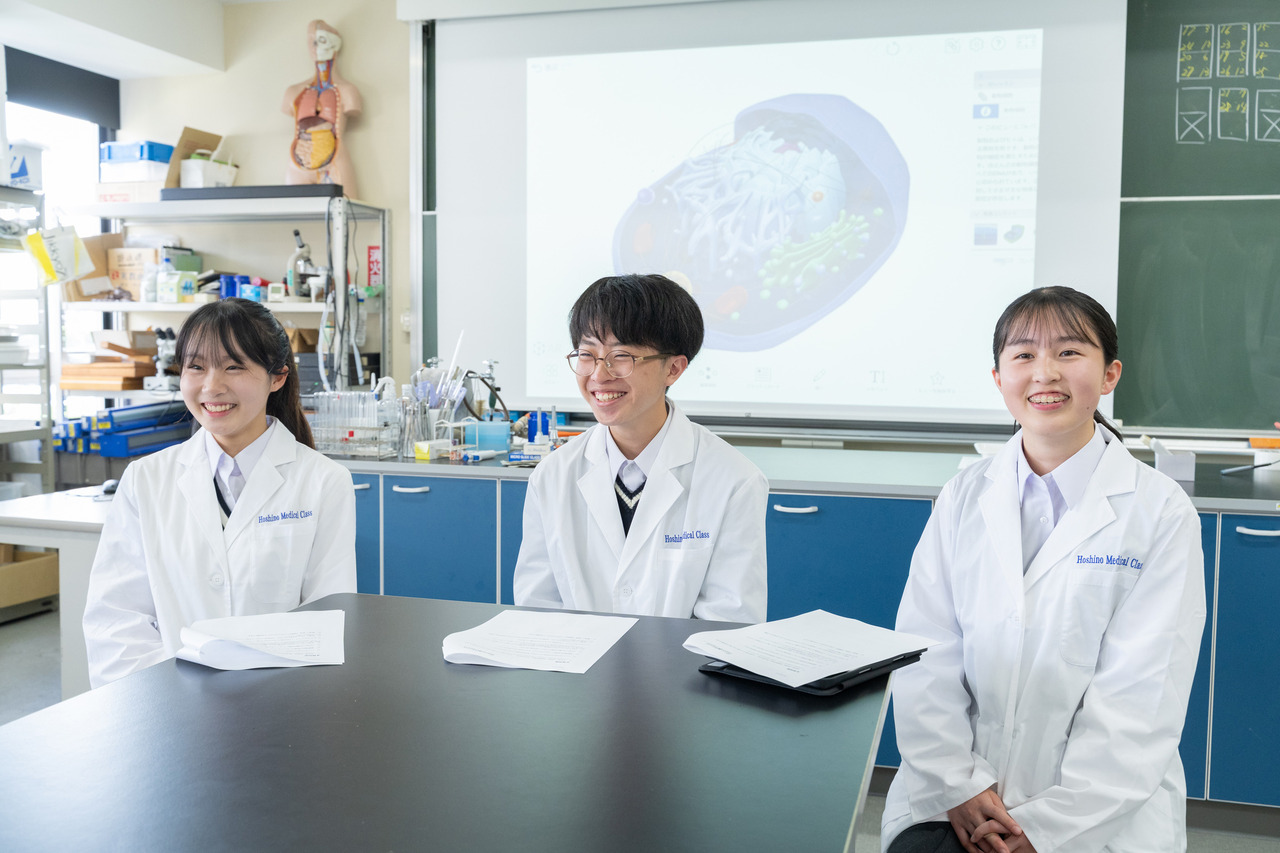 接受采访的星野高中医学专修班第一届学员们