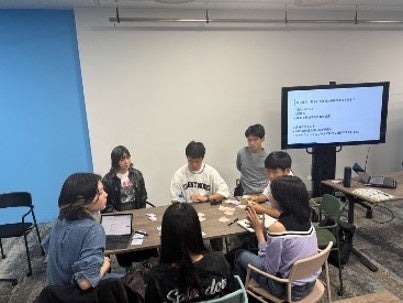 在东京创新基地召开会议的场景