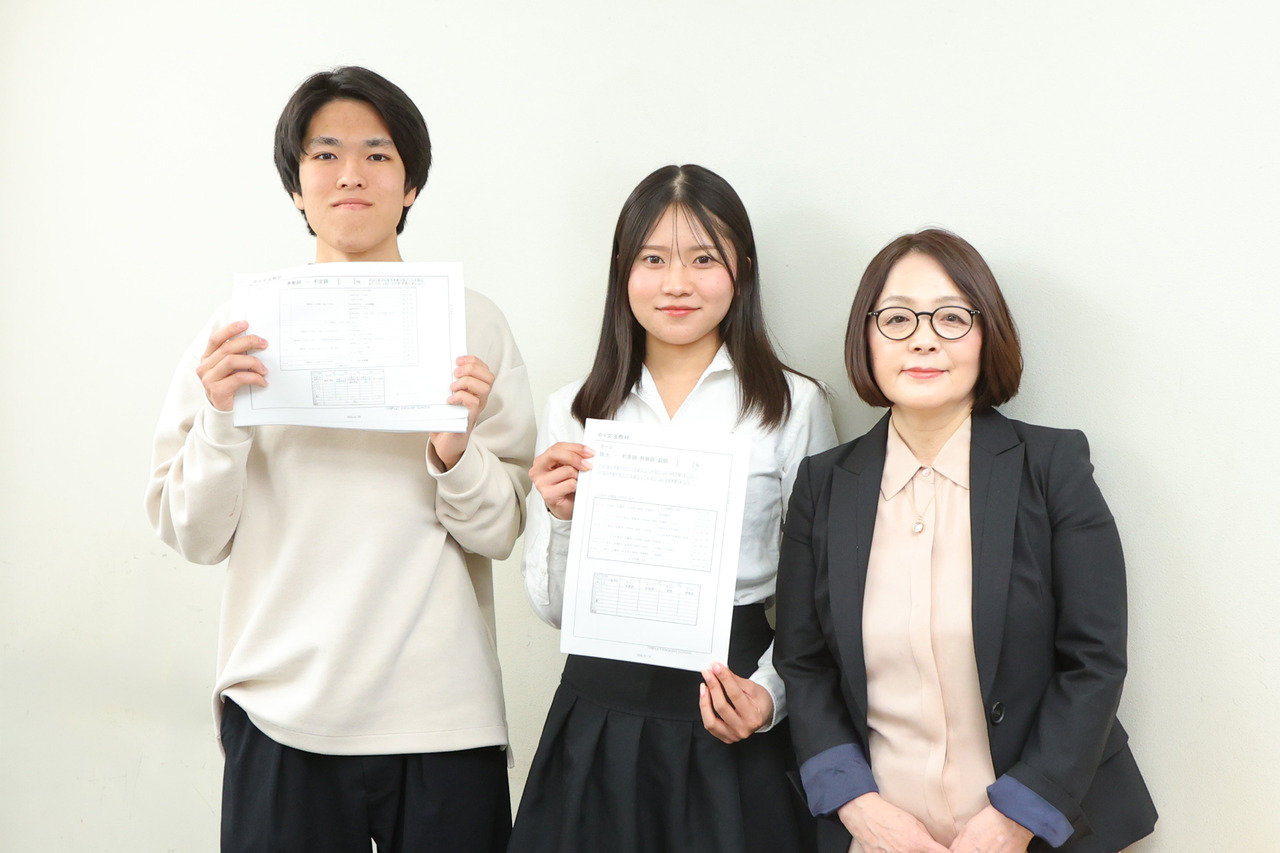 从左至右依次为：早稻田大学核心理工学部大一学生汤泽祐仁、关西学院大学教育学部大一学生黑坂樱子、Triplet English School神奈川地区经理福本淳子