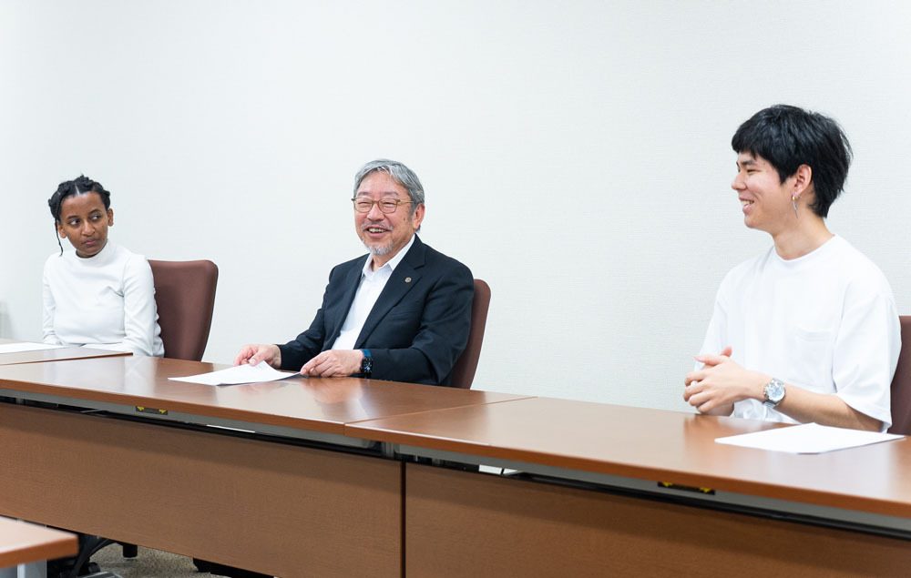 从左至右依次是贝蒂女士、三村教授、森次先生