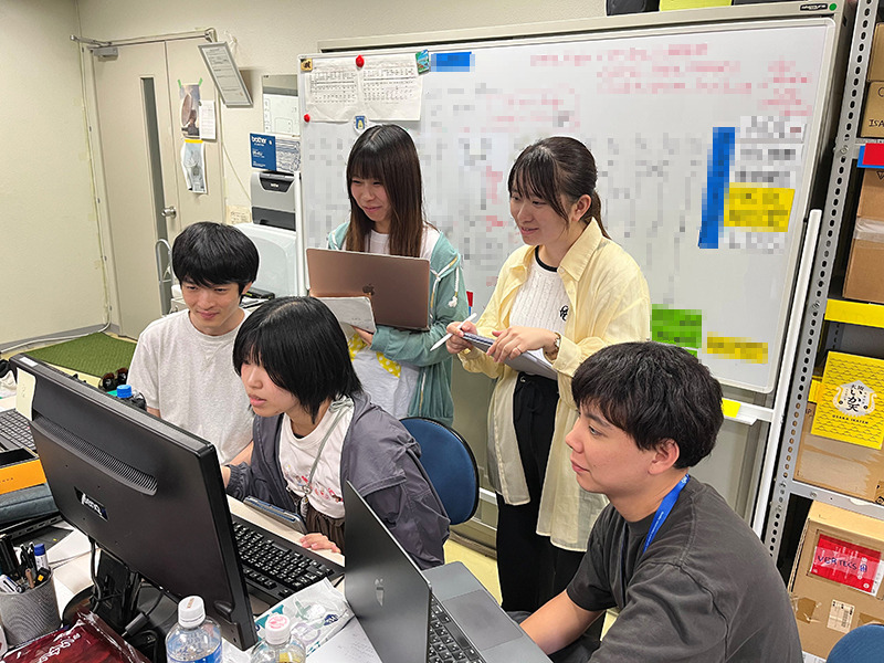 正在编写命令的松浦研究室的学生们