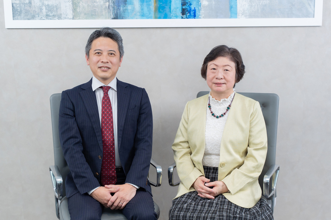 从左至右依次为：编程综合研究所代表饭坂正树先生、国学院大学经济学部经营学科教授／信息处理学会数据科学教育委员会成员高桥尚子女士