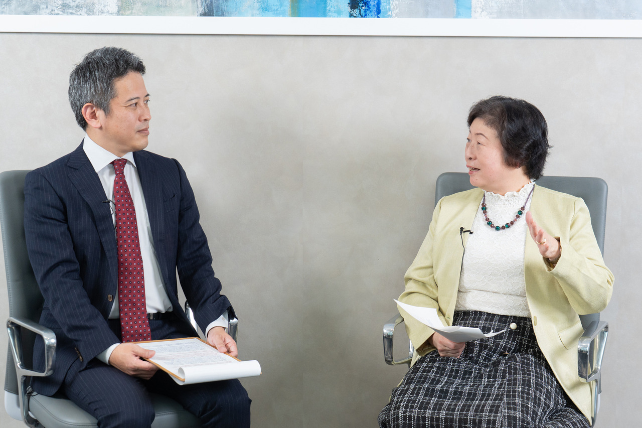 从左至右依次为：编程综合研究所代表饭坂正树先生、国学院大学经济学院经营学系教授／信息处理学会数据科学教育委员会成员高桥尚子女士