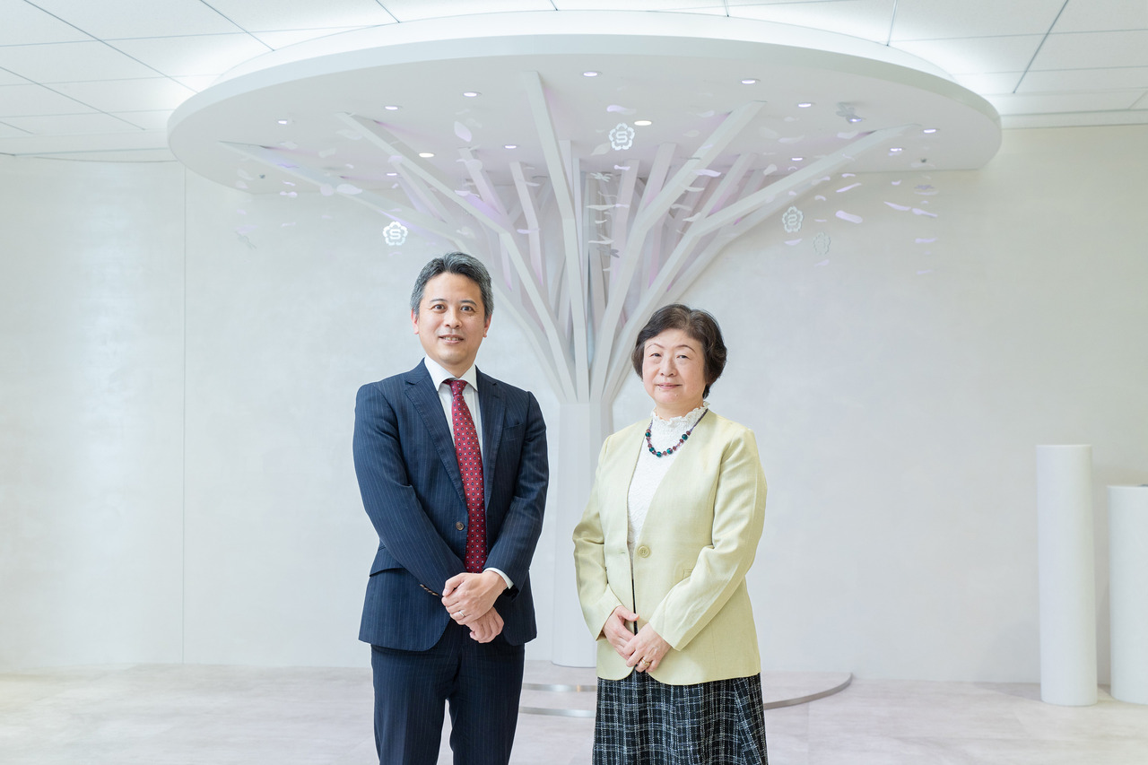 从左至右依次为：编程综合研究所代表饭坂正树先生、国学院大学经济学部经营学科教授／信息处理学会数据科学教育委员会成员高桥尚子女士