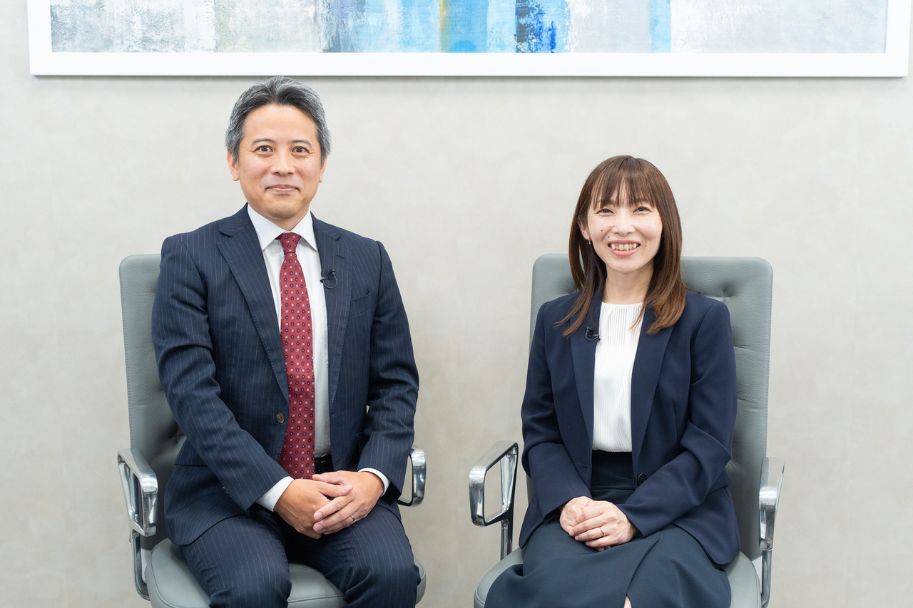 从左至右依次为：编程综合研究所的饭坂正树先生、静冈大学信息学部副教授兼信息处理学会教育担当理事远山纱矢香女士