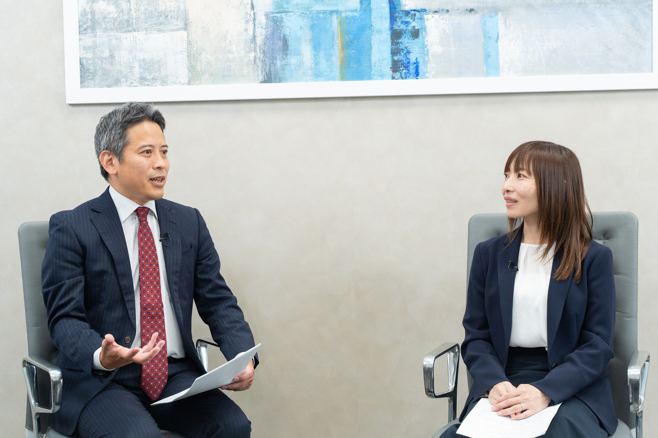 从左至右依次为：编程综合研究所的饭坂正树先生、静冈大学信息学部副教授兼信息处理学会教育担当理事远山纱矢香女士