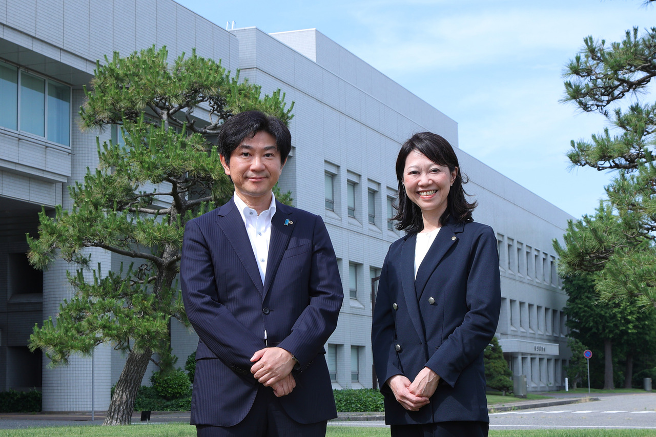新泻县教育厅高中教育课课长今井亮二先生，以及该课未来规划推进室副参事（指导主事）内川未奈希女士