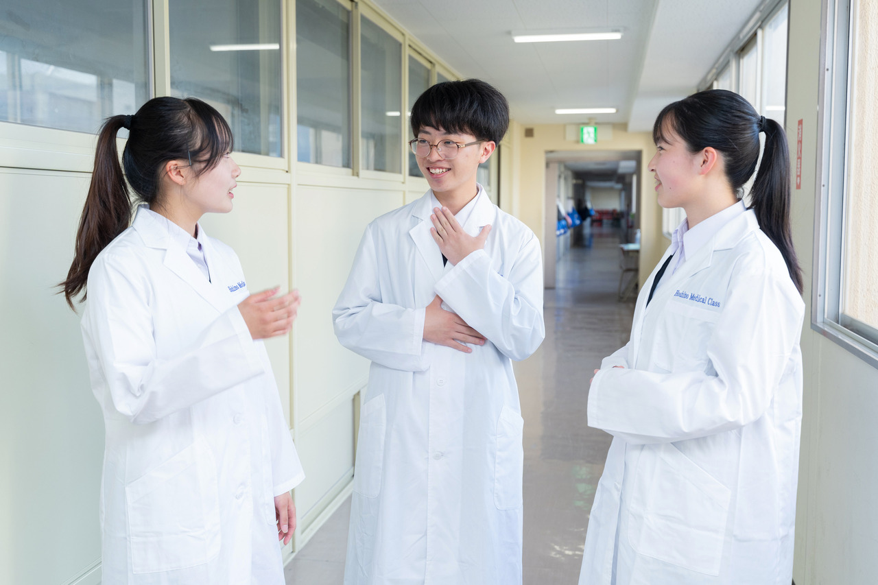 据说医专班的学生们当天是第一次穿上白大褂。顺便提一下，白大褂的设计和胸前的刺绣都是由学生们自己选定的。
