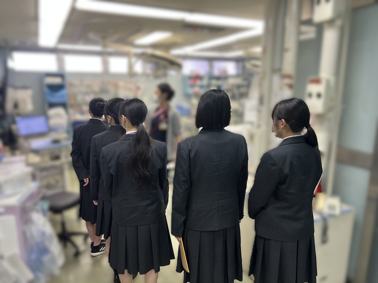 星野高中医学专修班第一届学生访问日本大学医学部的场景