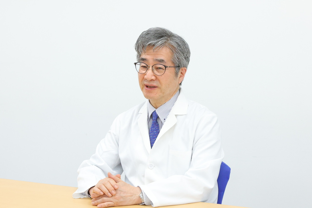 蓝光研究领域的权威专家、眼科医生绫木雅彦教授（庆应义塾大学眼科讲师）