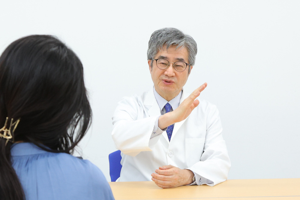 如果照明导致手边出现阴影，会影响视线，从而让人不自觉地凑近看，进而导致姿势变差或引发近视