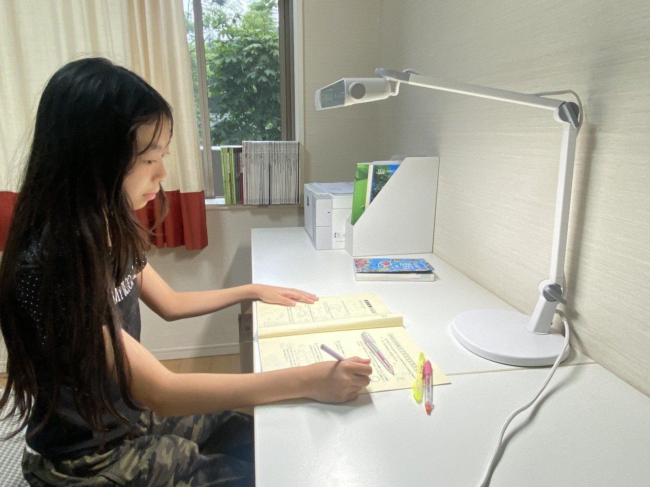 在女儿的房间里安装了“MindDuo2”。它能将大范围区域照得通亮，还能调节光照强度和色温，非常方便。
