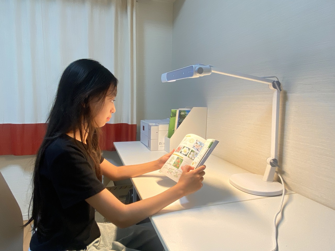 晚上学习或睡前阅读时，不妨将灯光调至“暖色调”，营造出宁静的氛围