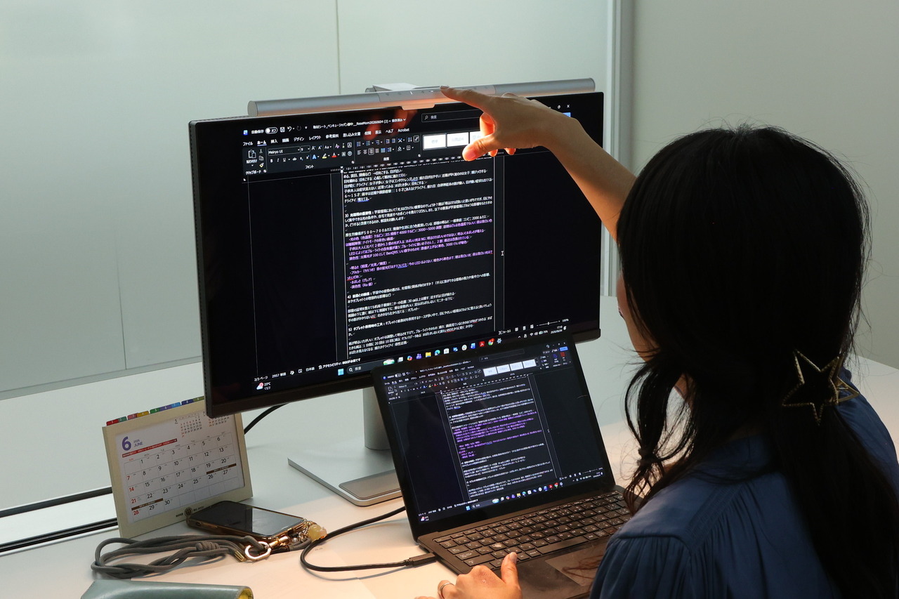 “ScreenBar”只需挂在显示器上即可完成安装。其设计可避免光线反射到屏幕上，同时确保工作区域明亮