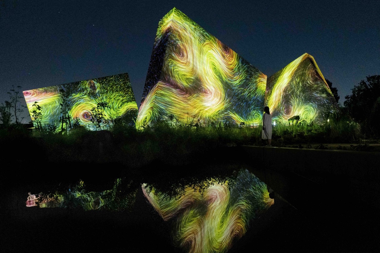 teamLab《风中消散的鸟群雕塑》 (c) teamLab