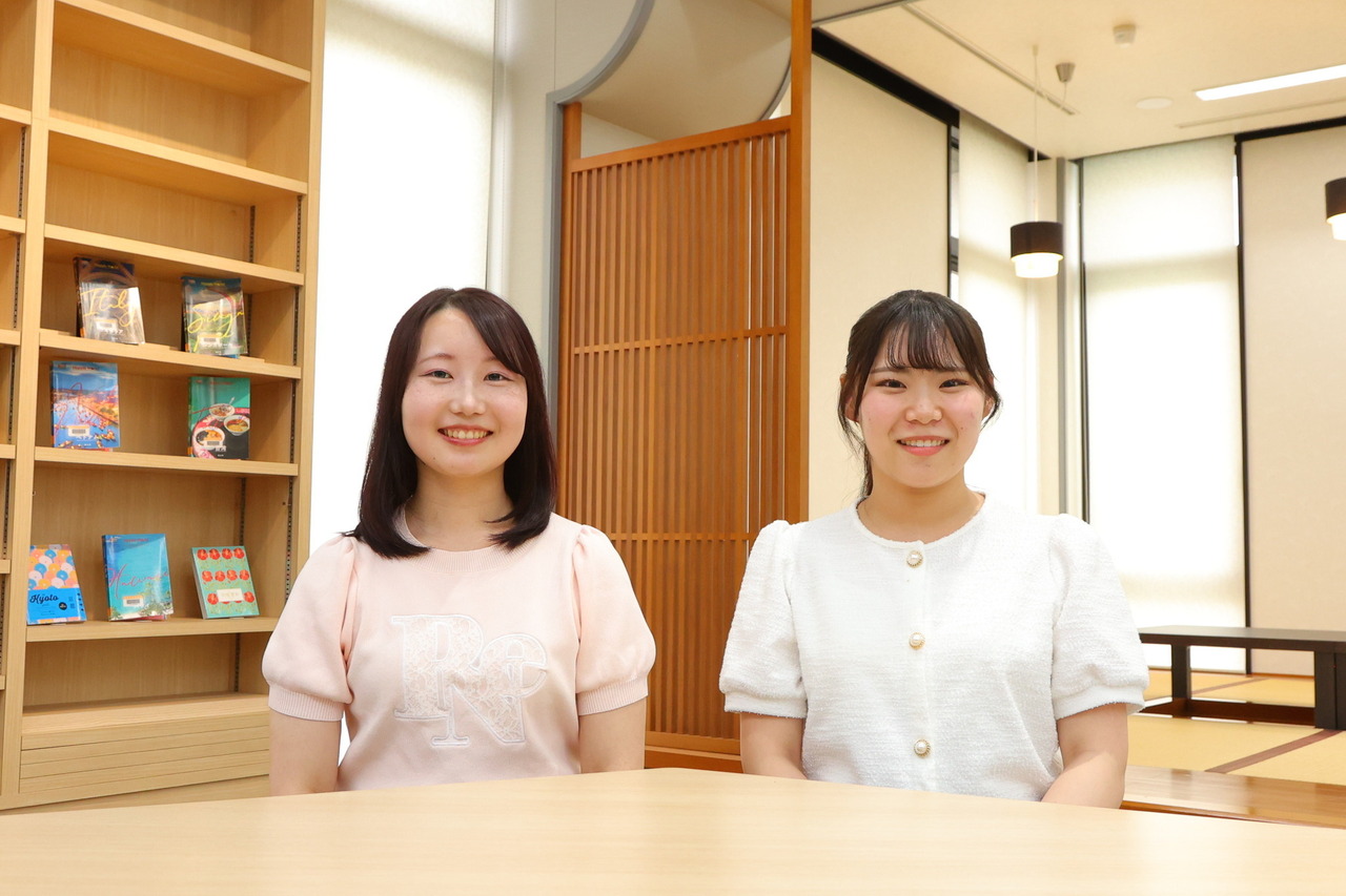 从左至右依次是奈奈（明海大学 酒店与旅游学院 旅游专业 大四学生）和美久（明海大学 酒店与旅游学院 旅游专业 大三学生）