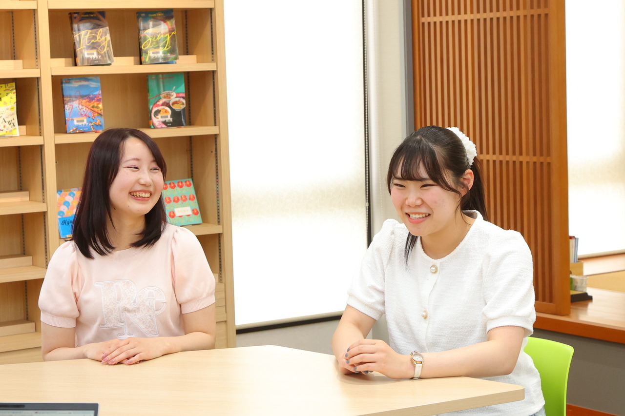 从左至右依次是奈奈（明海大学 酒店与旅游学院 旅游专业 大四学生）和美久（明海大学 酒店与旅游学院 旅游专业 大三学生）