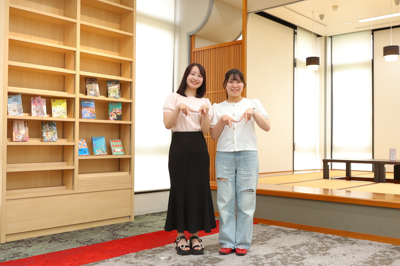 从左至右依次是奈奈（明海大学 酒店与旅游学院 旅游专业 大四学生）和美久（明海大学 酒店与旅游学院 旅游专业 大三学生）