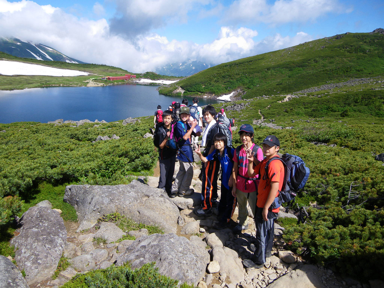 初二举办的“山地学校（纵走·登山）”