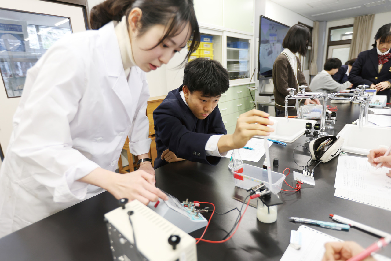 尽可能在课程中加入日常教学中无法涉及的高专业性实验和观察