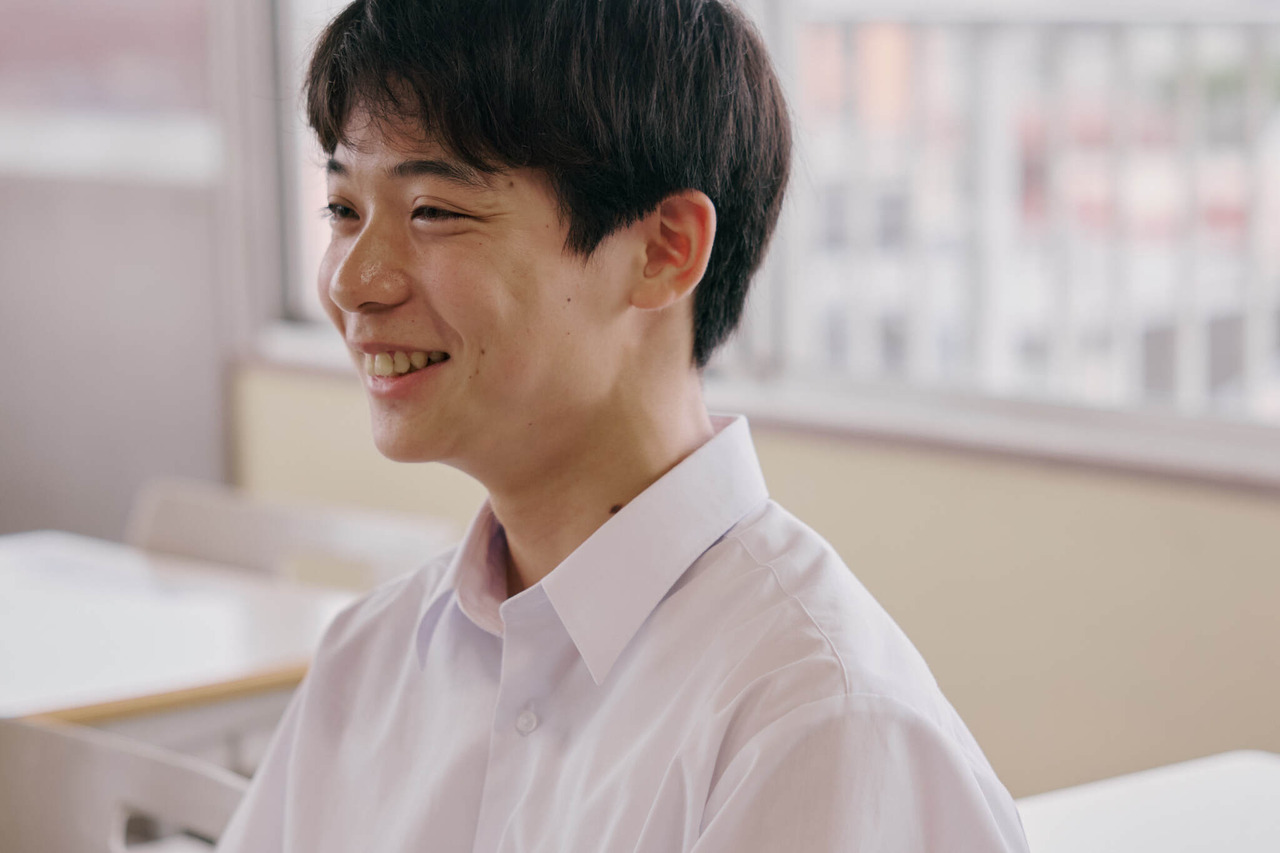通过校内校外众多成年人的参与，能够为学生提供多角度的视角